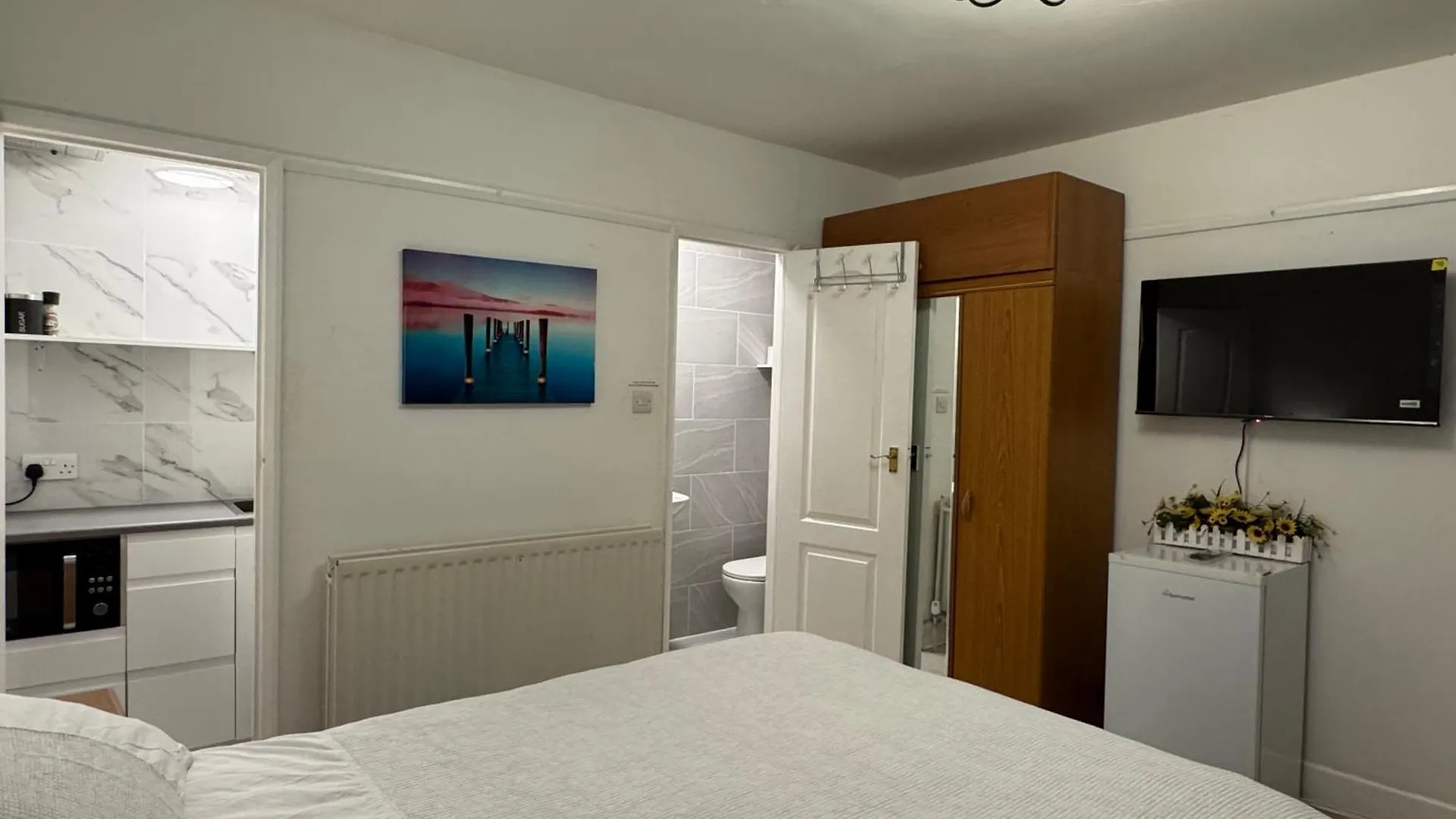 Studio-Like Room With Own Entrance 풀 영국