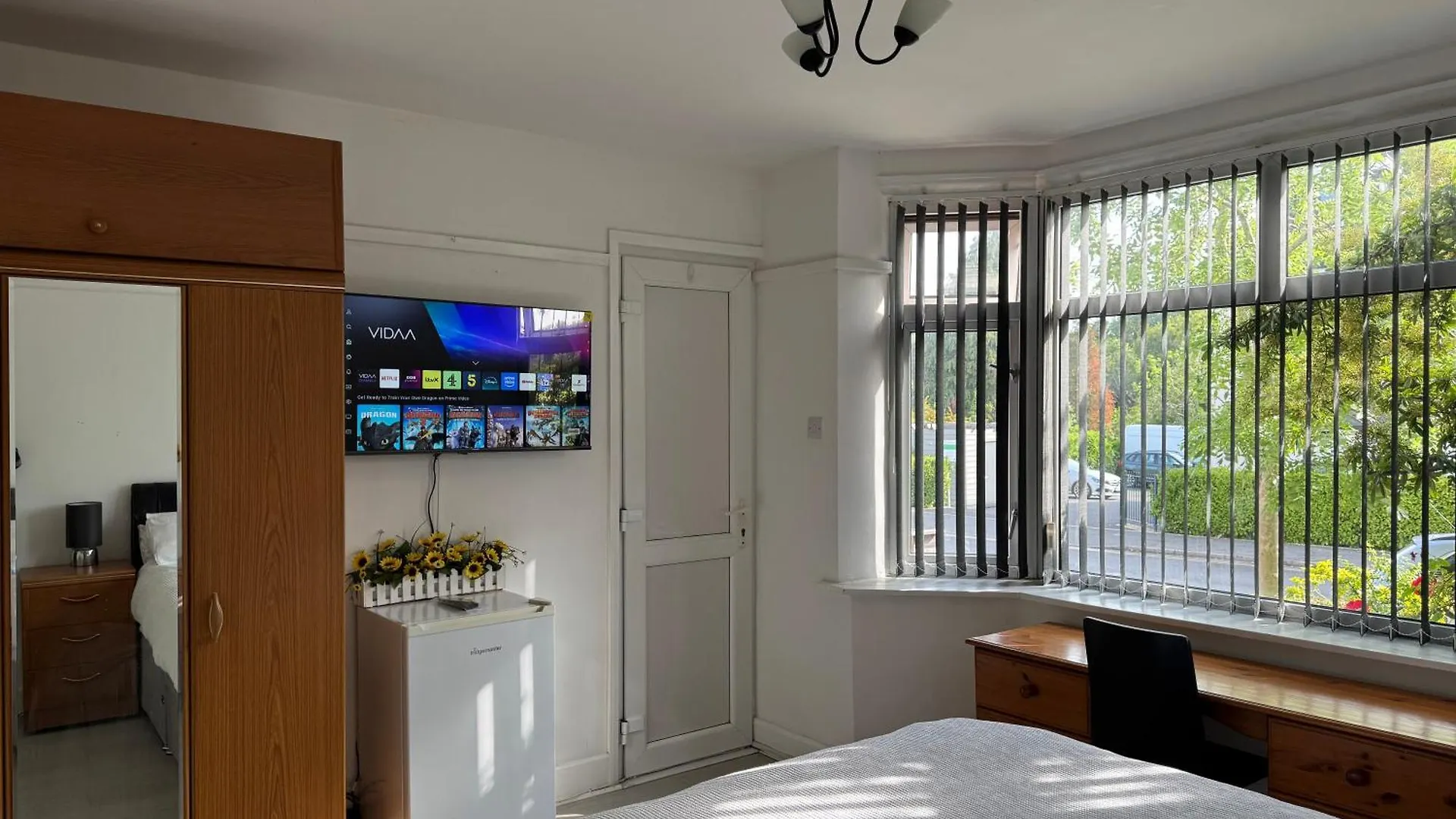 Studio-Like Room With Own Entrance 풀 아파트
